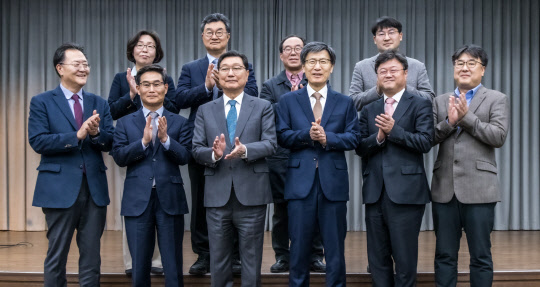 정덕구 니어재단 이사장 등 참석자들이 14일 서울 중구 은행회관에서 열린 니어(NEAR)재단 출판세미나 '시진핑 新시대 왜 한국에 도전인가?'에서 기념촬영을 하고 있다. 앞줄 왼쪽부터 강준영 한국외대 교수, 양평섭 대외경제정책연구원 선임연구위원, 정 이사장, 윤영관 전 외교통상부 장관, 주재우 경희대 교수, 하남석 서울시립대 교수, 뒷줄 왼쪽부터 김인희 동북아역사재단 한중관계사연구소장, 김흥규 미중정책연구소장, 양갑용 국가안보전략연구원 책임연구위원, 장영희 성균중국연구소 연구교수. 박동욱기자 fufus@